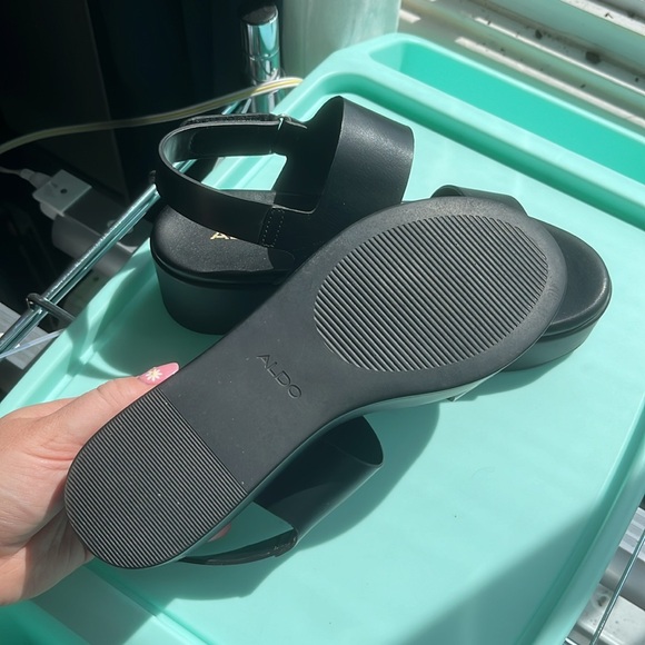 BNWOT black leather sandal w/ platform sole - Picture 3 of 4